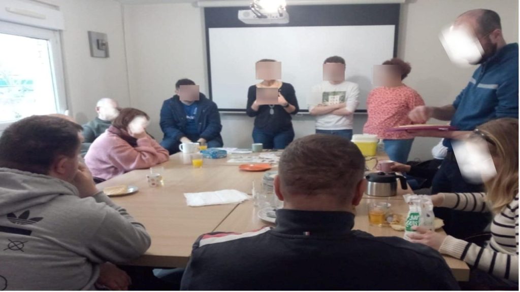 groupe d'adultes en atelier
